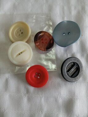 Set 5 : six handmade brooches with acrylic buttons